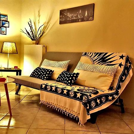 Cozy And Minimal Apartment พีเรียส ภายนอก รูปภาพ