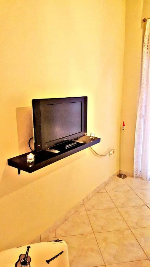 Cozy And Minimal Apartment พีเรียส ภายนอก รูปภาพ