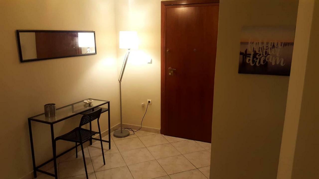 Cozy And Minimal Apartment พีเรียส ภายนอก รูปภาพ